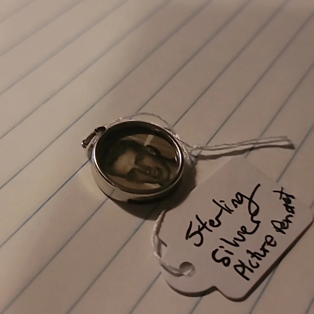 Vintage Sterling Silver Round Sliding Photo Locket Pendant – Keepsake - Picture 3 of 10